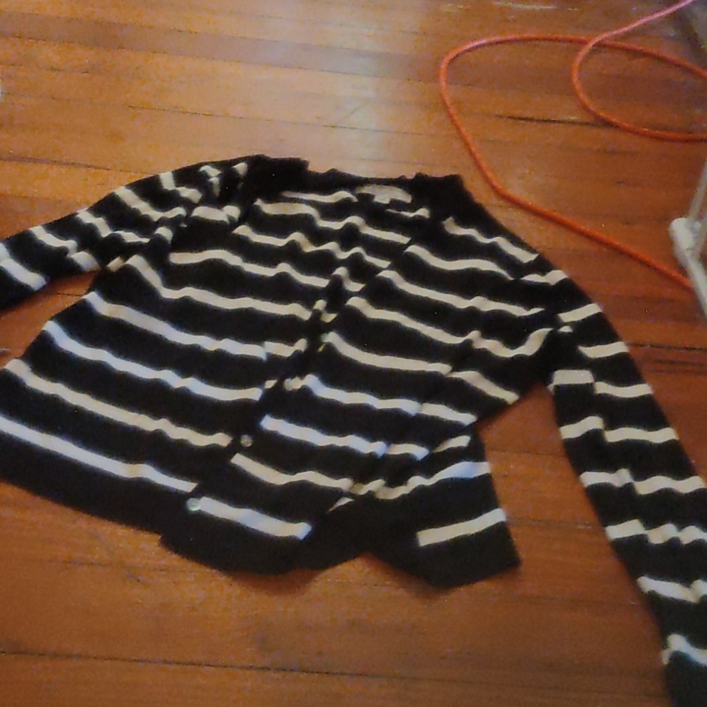 Button up striped black and white Light Throw